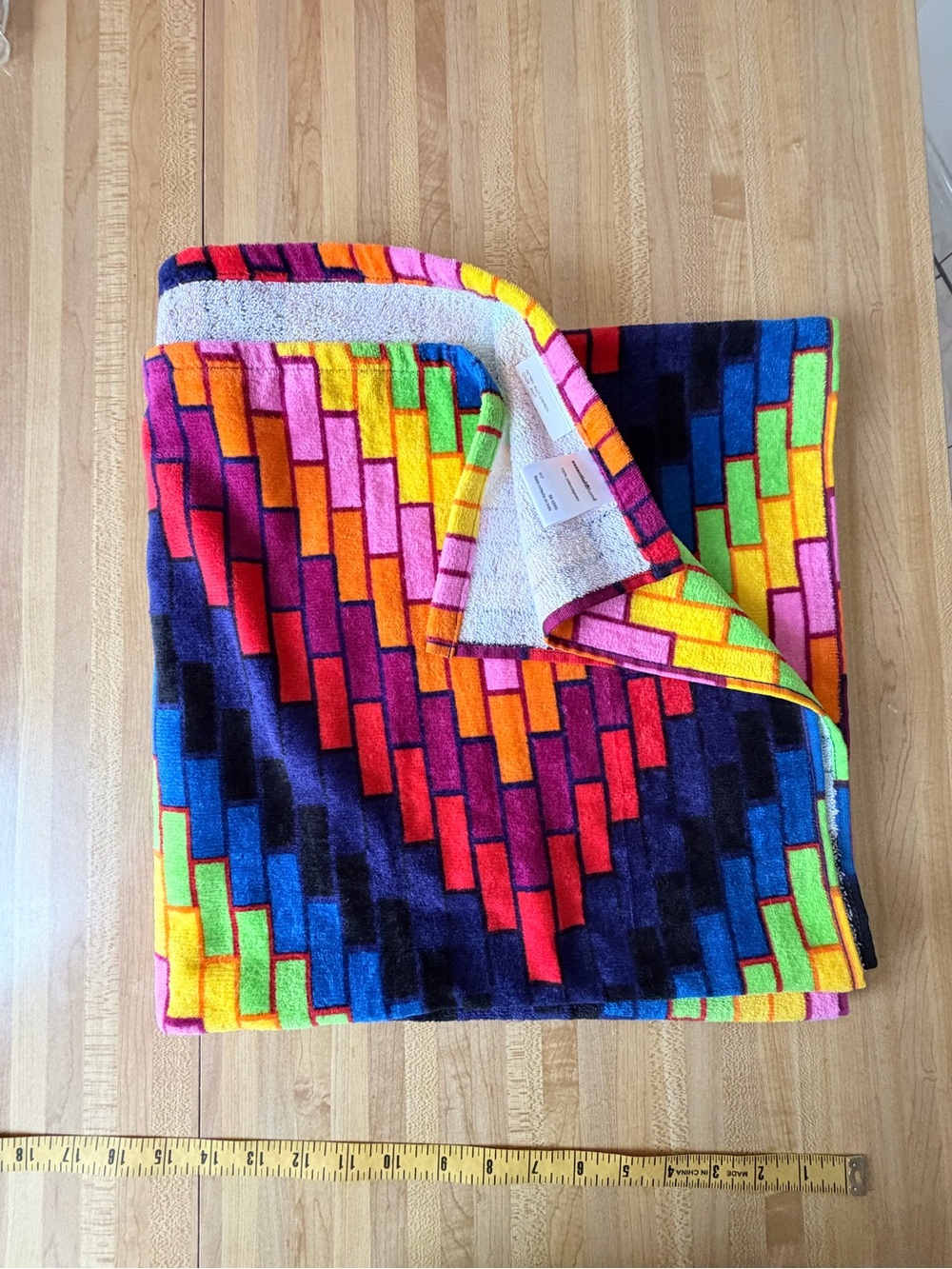 Multicolor Brick-Pattern Beach Towel - Vibrant Rainbow Design NEW